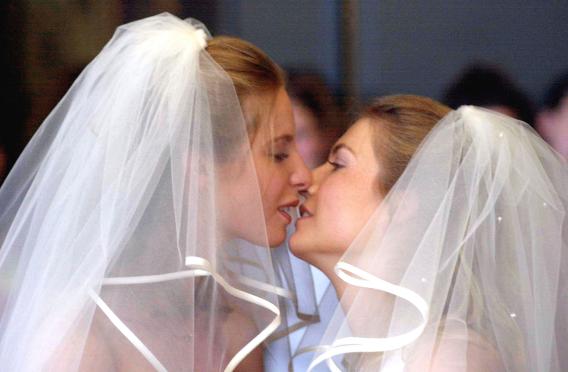 Brides kiss.