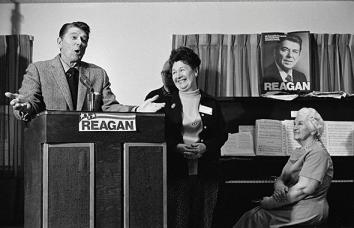 Ronald Reagan frente a un grupo de alto nivel a los ciudadanos, New Hampshire, 1976.