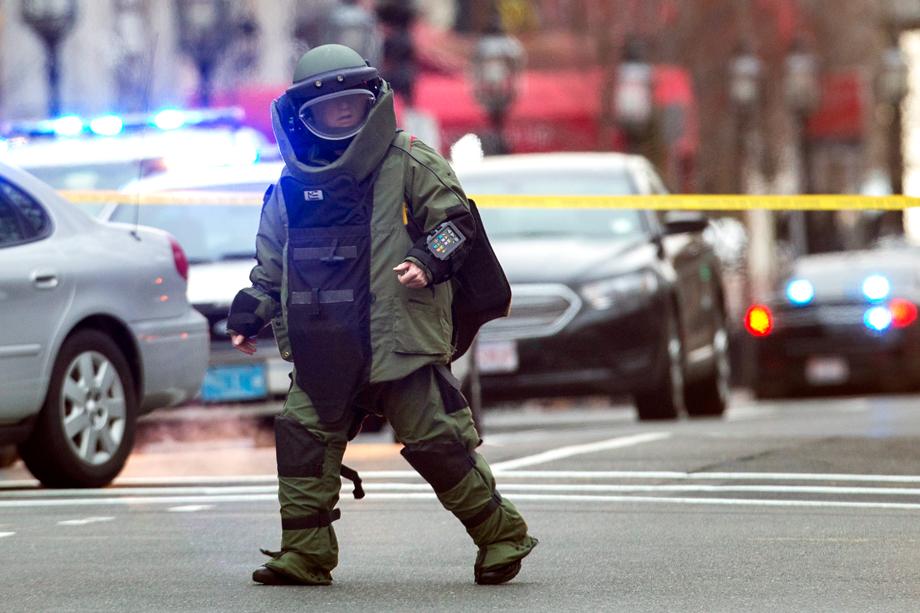 A law enforcement bomb technician walks away after preparing the controlled detonation of a suspicious object during a search for a suspect in the Boston Marathon bombing, in Watertown, Massachusetts April 19, 2013. 