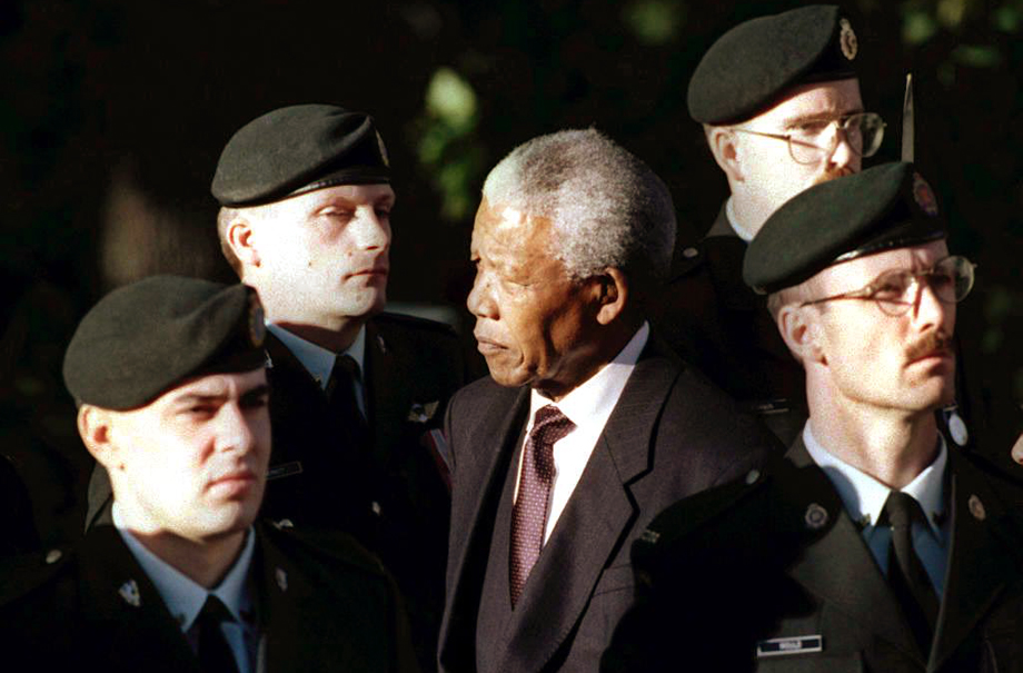 South Africa President Nelson Mandela (C) reviews the Canadian military guard of honor 23 September during a welcoming ceremony at Rideau Hall in Ottawa, Canada. Mandela is on a three-day state visit to Canada.