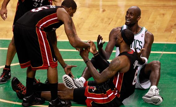 Kevin Garnett foul. 