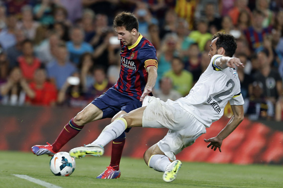 Barcelona's Argentinian forward Lionel Messi (L) vies with Santos FC's defender Edu Dracena during the 48th Joan Gamper Trophy football match FC Barcelona vs Santos.