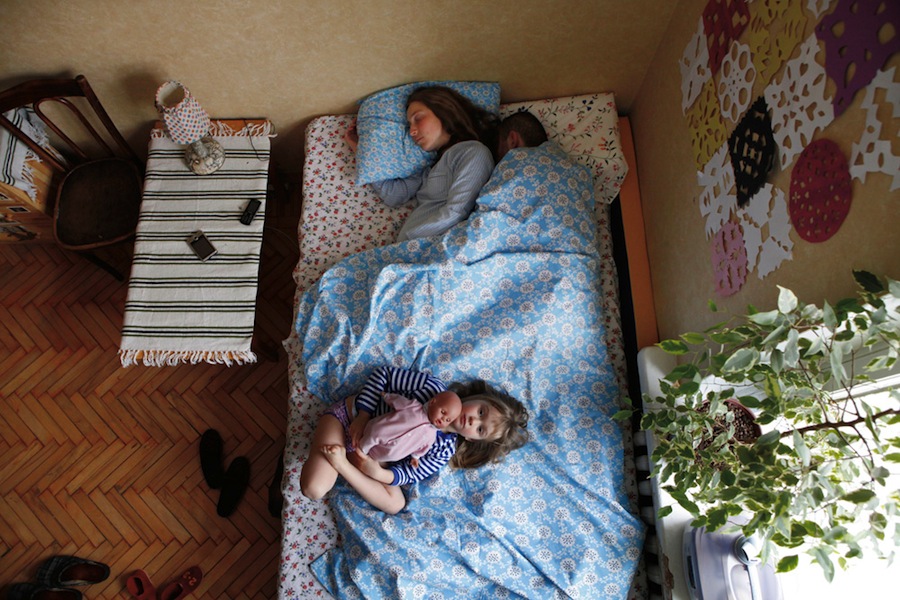 Jana Romanova Photographs Sleeping Pregnant Couples In Her Series