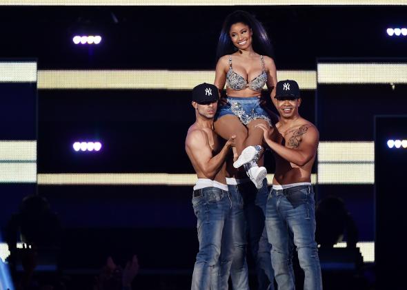 455086702-nicki-minaj-performs-at-fashion-rocks-2014-at-the