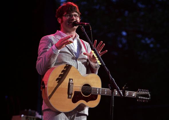 75441730-colin-meloy-of-the-band-the-decemberists-performes