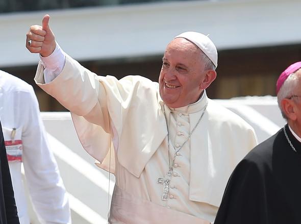 489453428-pope-francis-flashes-a-thumbs-up-to-the-choir-after