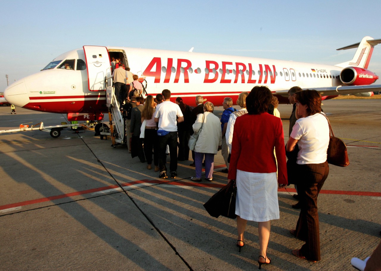 Boarding airplanes Northwestern researcher models the inefficiency of