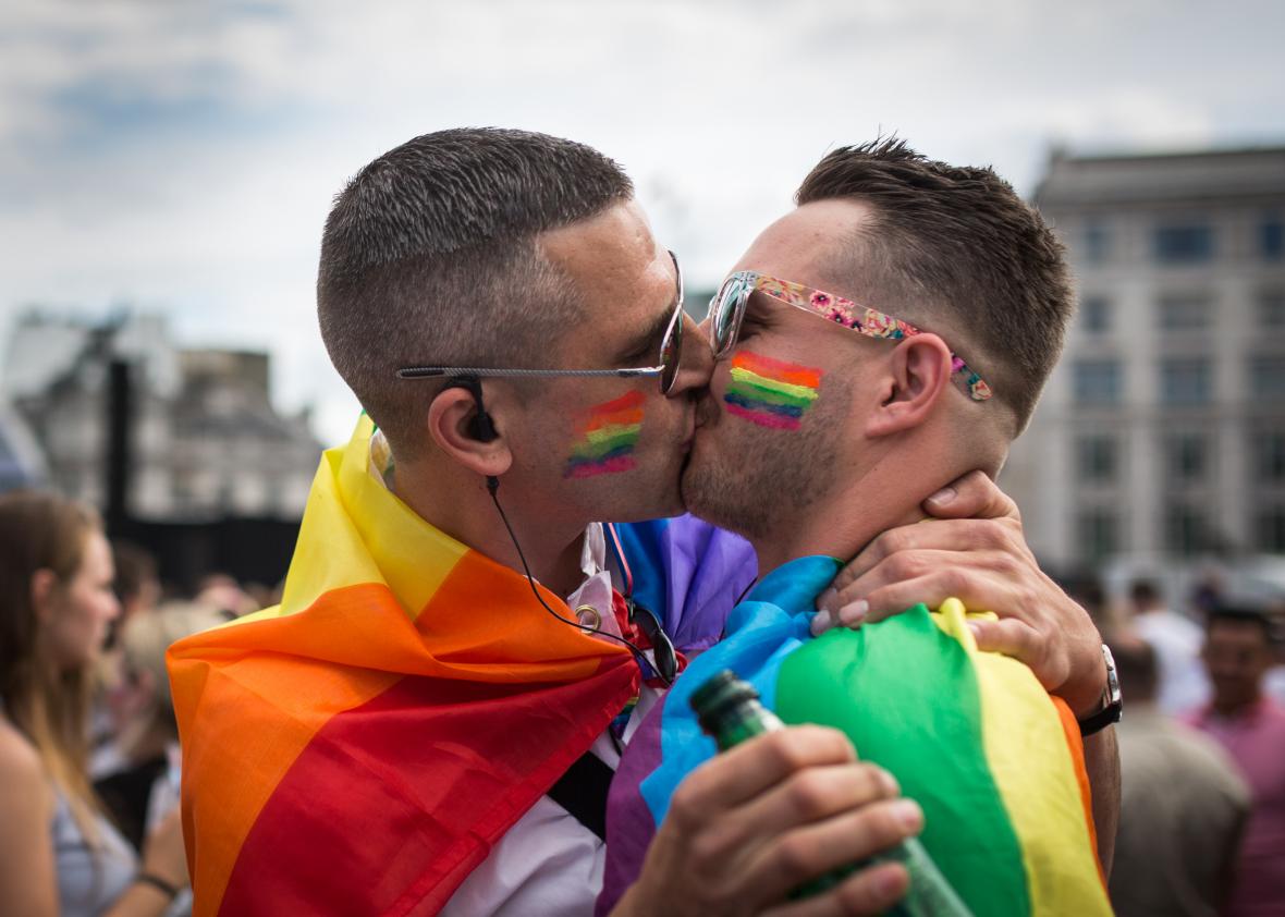 478845068-couple-kiss-in-trafalgar-square-after-the-annual-pride