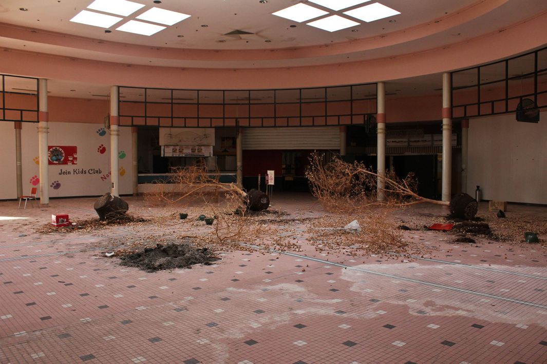 150507_EYE_AbandonedMall1