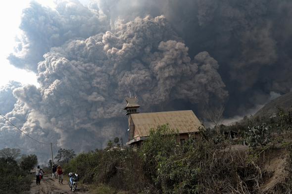 466328281-giant-cloud-of-hot-volcanic-ash-clouds-engulfs-villages