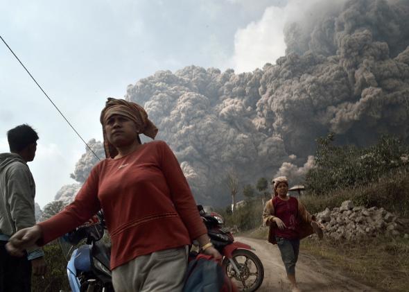 466342639-residents-run-away-to-escape-from-hot-volcanic-ash