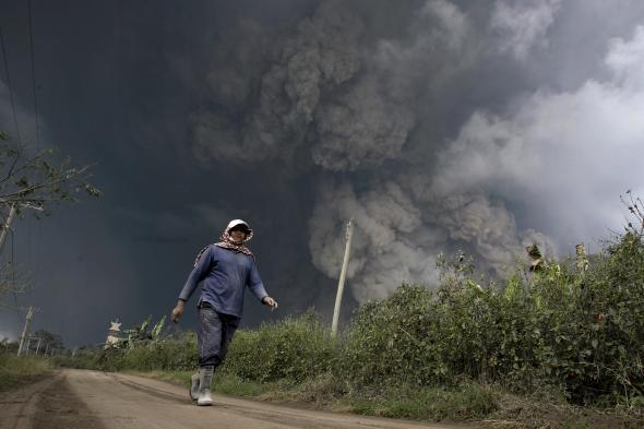 466349729-resident-evacuates-from-hot-volcanic-ash-clouds