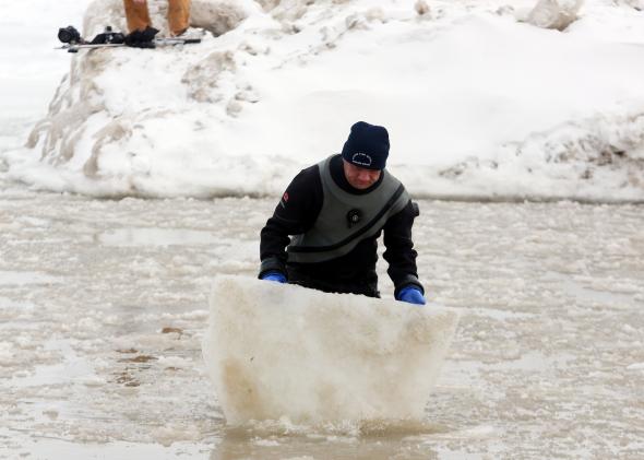 476119677-chicago-fire-department-marine-unit-cleans-up-the-ice