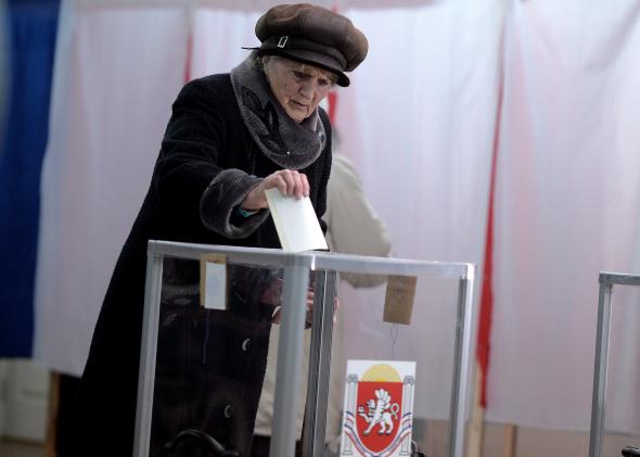 479021533-crimean-woman-casts-her-vote-at-a-simferopol-local