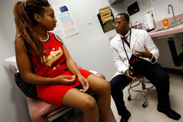 86050328-emlyn-louis-md-speaks-with-amber-jewel-as-he-examines 86050328-emlyn-louis-md-speaks-with-amber-jewel-as-he-examines