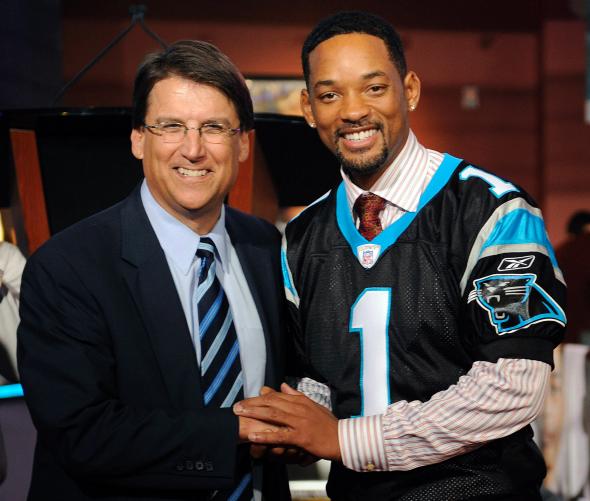 84004965-actor-will-smith-poses-with-mayor-pat-mccrory-of