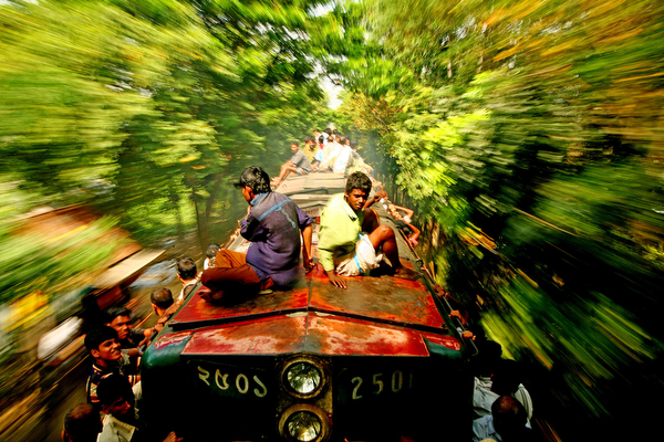 Train-Surfing in Bangladesh: Photos