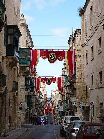 images%2Fslides%2F3_003_Valletta_banners