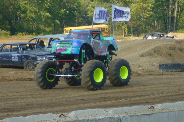 Monster Truck Mamas The Women Of Monster Truck Driving