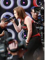 Kelly Clarkson. Click image to expand.