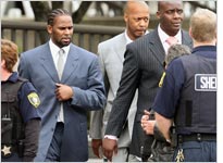 R. Kelly leaves the Cook County courthouse. Click image to expand.