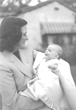 Loftus as a baby with her mother, who died 14 years later. Click image to expand.