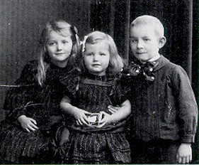Erna, Elfriede and Erich Remarque.