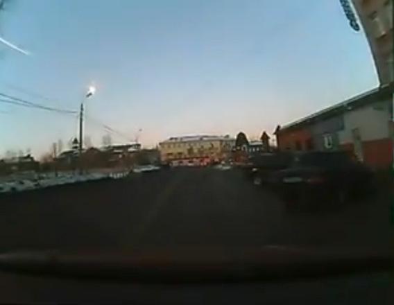 Dashboard car cam in Russia catching the meteor on film.