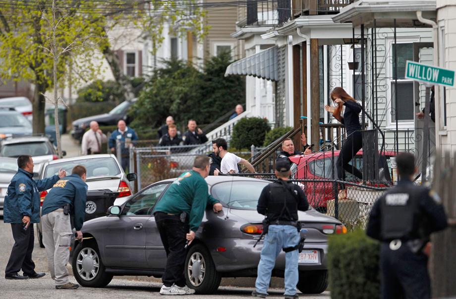 Police officers search homes for the Boston Marathon bombing suspects in Watertown, Massachusetts April 19, 2013. 