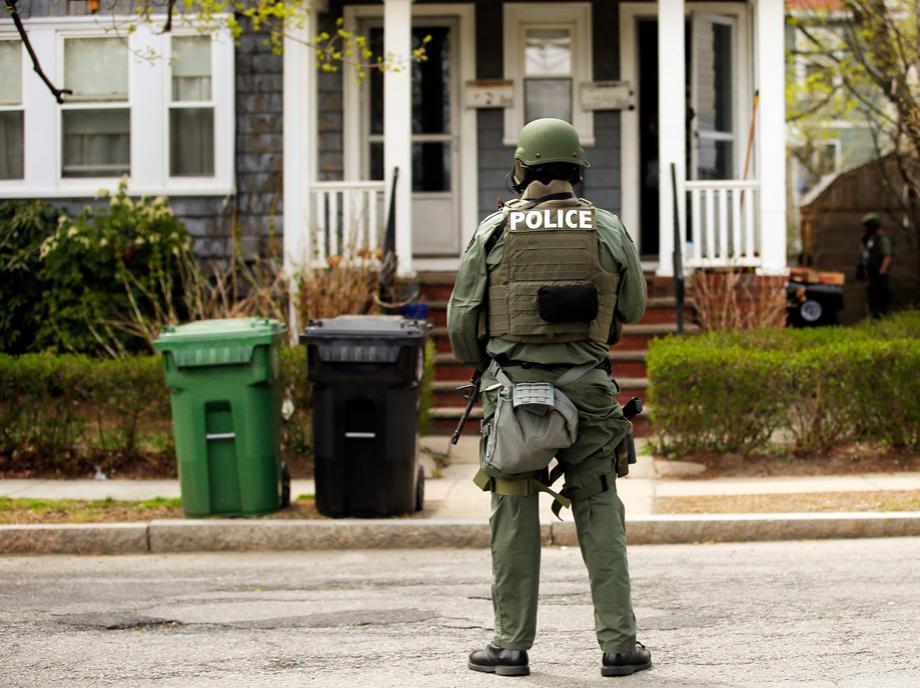 Police officers search house to house for the second suspect in the Boston Marathon bombings in a neighborhood of Watertown, Massachusetts April 19, 2013. Two explosions hit the Boston Marathon as runners crossed the finish line killing at least three people and injuring over 100 others. 
