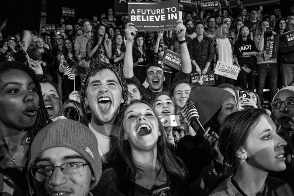 160205_POL_Sanders-Campaign-Crowd-Close Iowa Caucuses