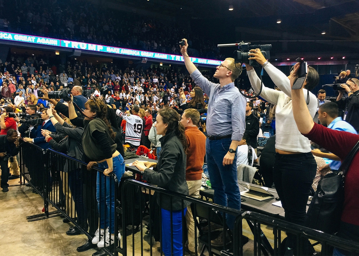 160318_POL_Media-Trump-Pit-Chicago