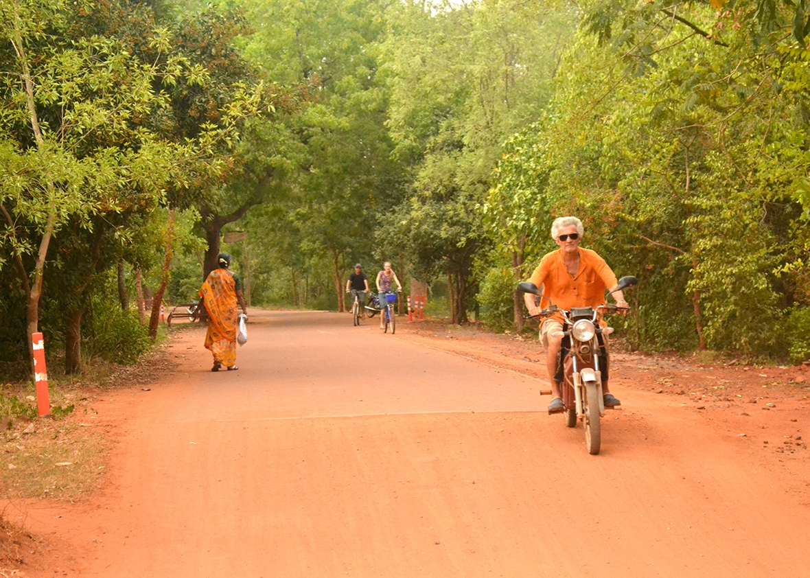 A typical road in Auroville, which strongly discourages cars from entering.