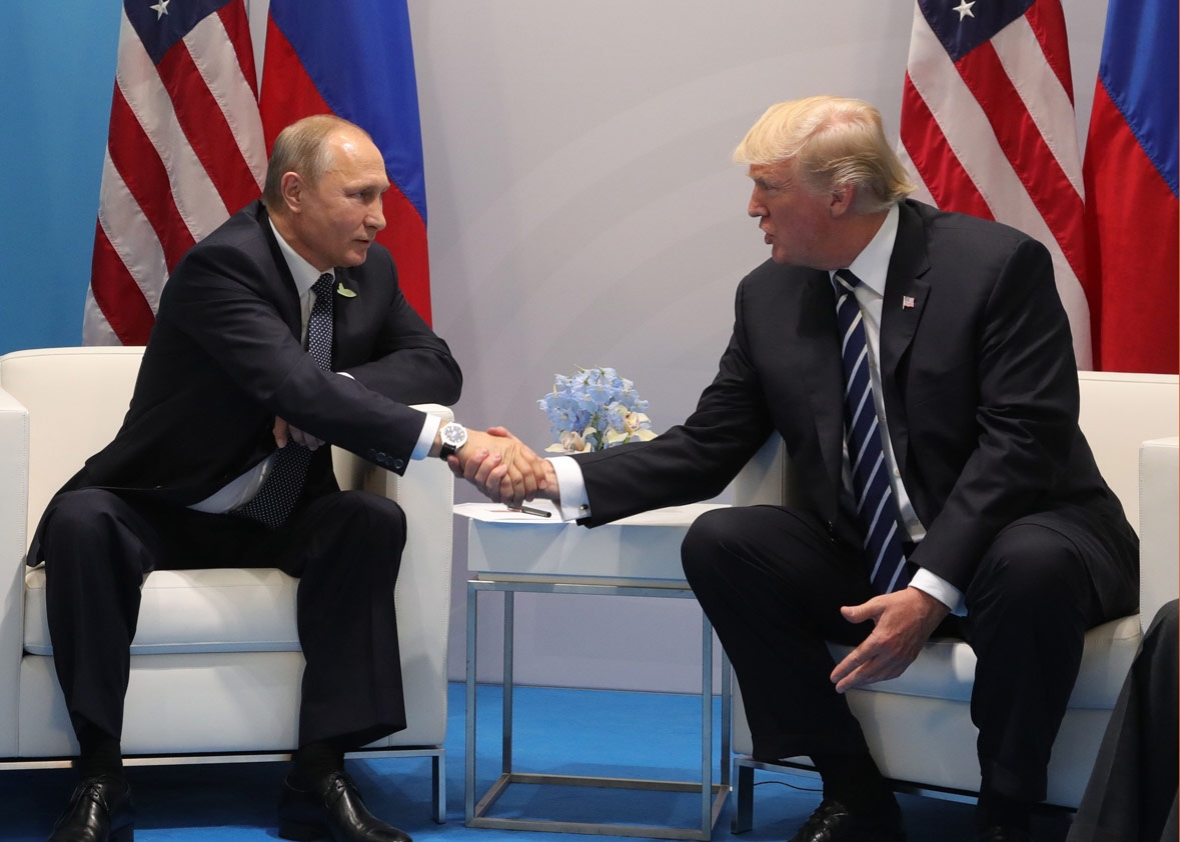 US President Donald Trump (R) and Russia's President Vladimir Putin 