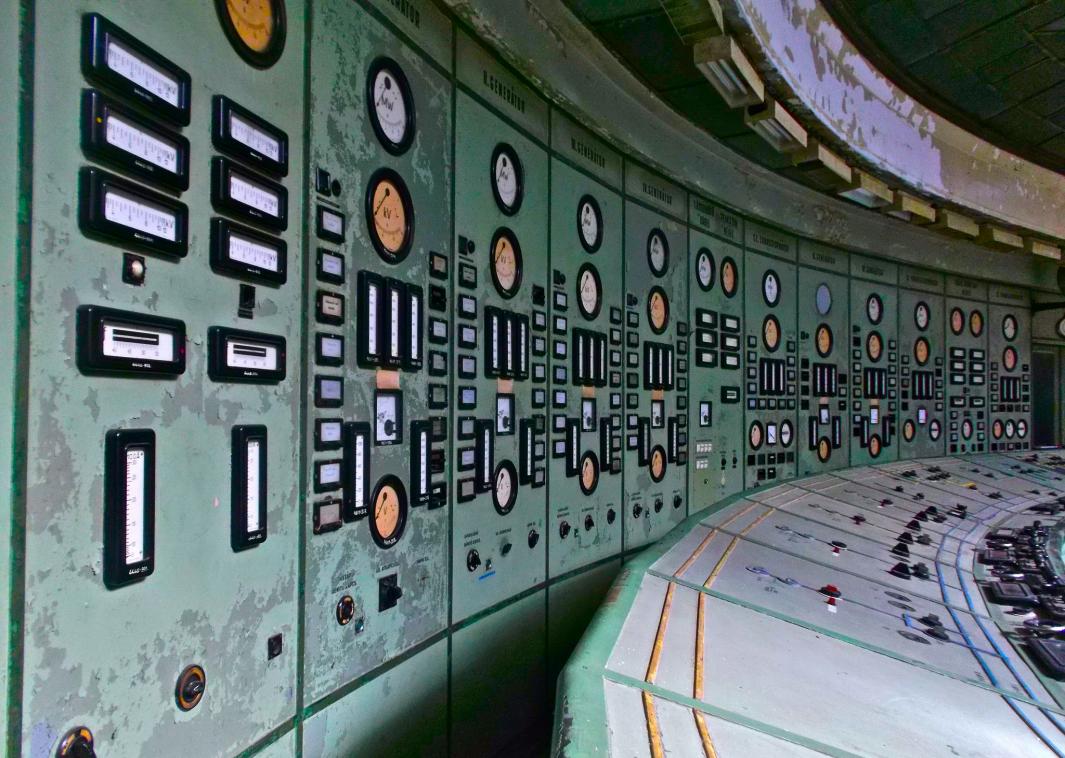 Exploring an abandoned Power plant TOXEL!
