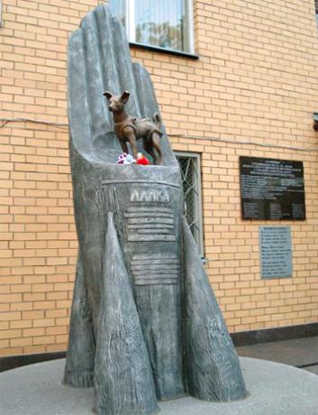laika_monument.jpg.CROP.promovar-medium2.jpg
