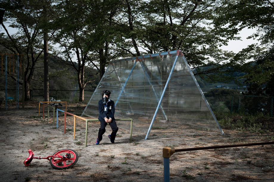 Photograph taken in a decontaminated playground of the town of Date. Radioactivity level is relatively low (0.3 mSv / h), but there is no child playing anyway.