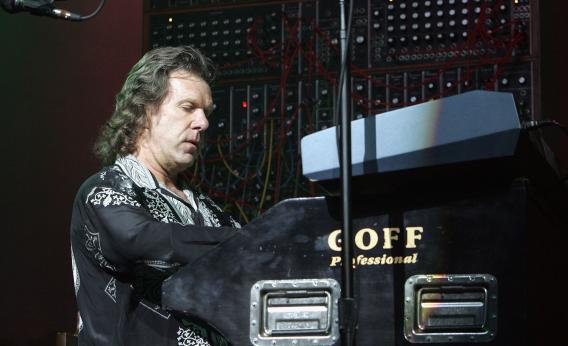 Keith Emerson performs in 2004