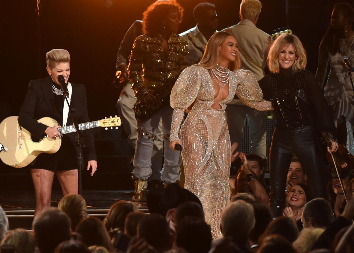 620680996-beyonce-performs-onstage-with-martie-maguire-of-dixie 620680996-beyonce-performs-onstage-with-martie-maguire-of-dixie