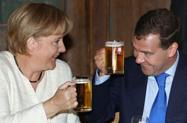 images%2Fslides%2F4_merkel_medvedev_drinking