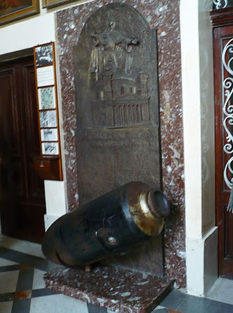 images%2Fslides%2F3_014_Mosta_bomb