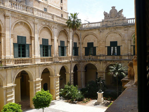 images%2Fslides%2F2_011_Palace_Courtyard