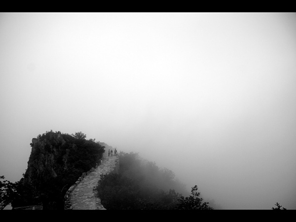 images%2Fslides%2F11_three-friends-pause-to-chat-on-the-great-wall