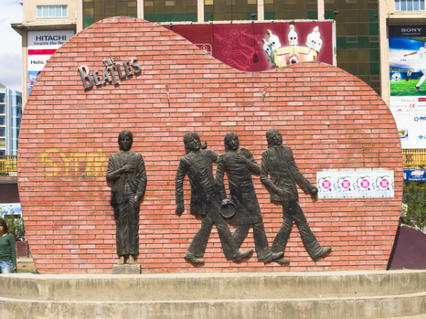 images%2Fslides%2F8_The_Beatles_Monument_1