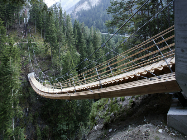 images%2Fslides%2F8_Traversinertobel_Staircase