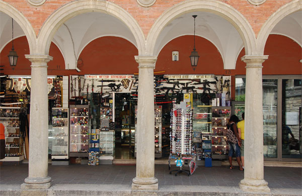 images%2Fslides%2F03_giftshop