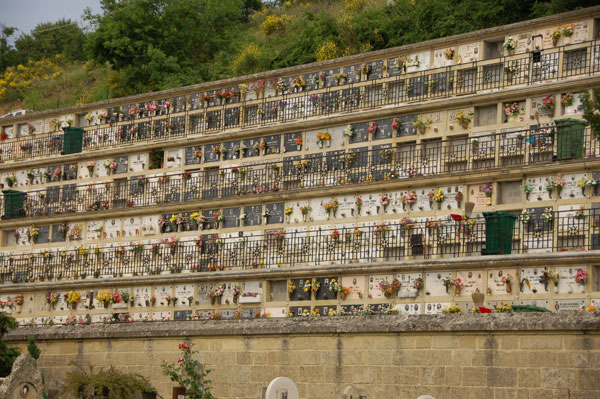 images%2Fslides%2F10_cemetery