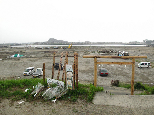 images%2Fslides%2F04-viewofscenefromshrine