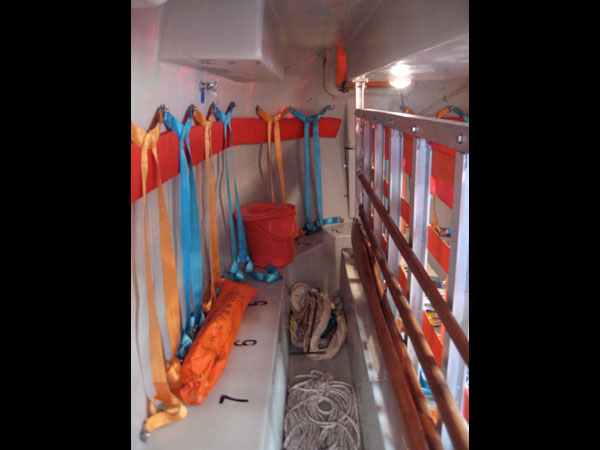 images%2Fslides%2F10_Lifeboat-interior