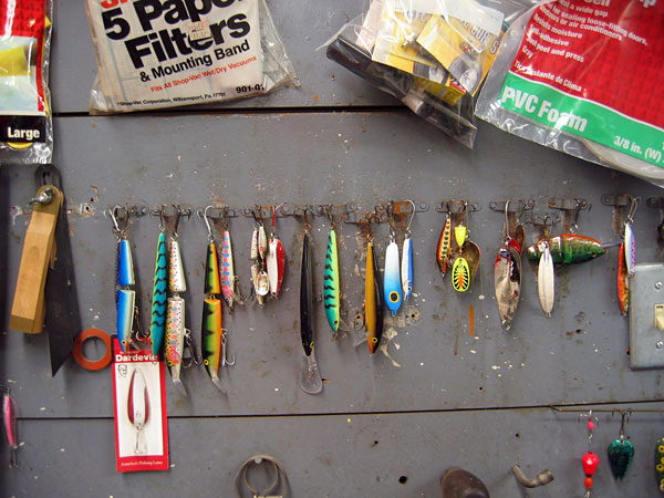 images%2Fslides%2F8_lures_desilvey